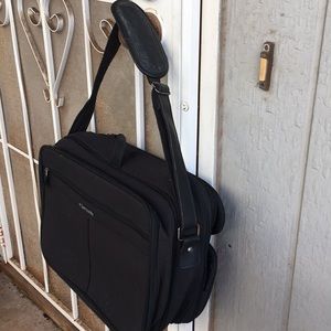 SAMSONITE 17"x11" black soft side laptop messenger shoulder bag BRIEFCASE